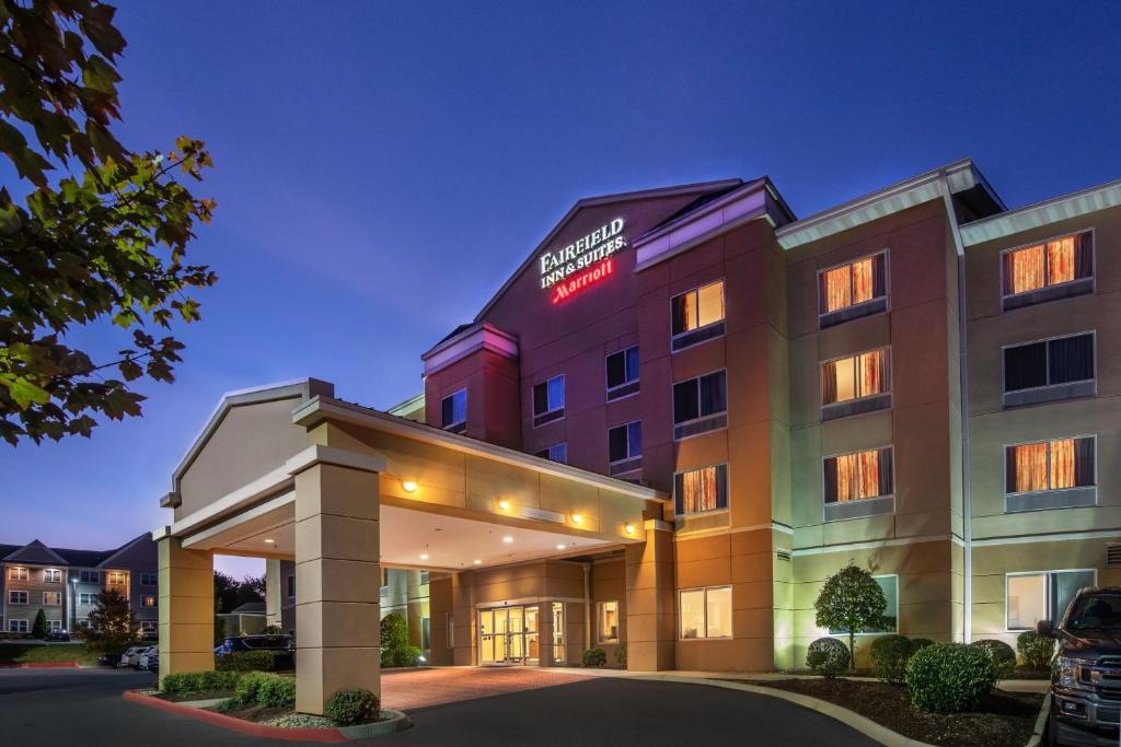 Fairfield Inn and Suites by Marriott Harrisonburg - main image