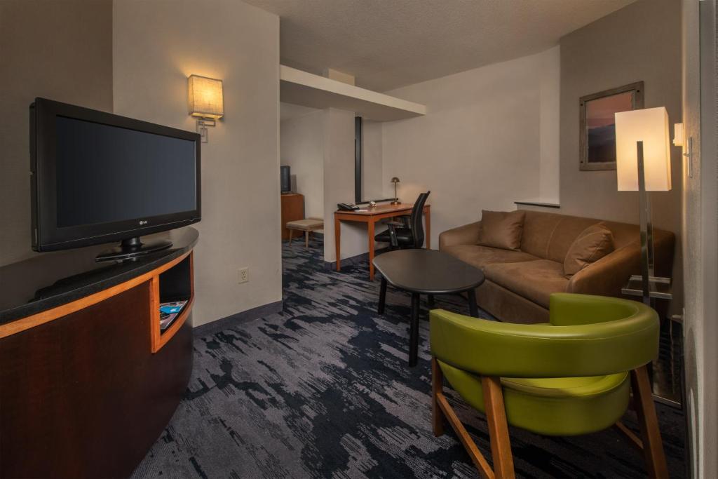 Fairfield Inn and Suites by Marriott Harrisonburg - image 6