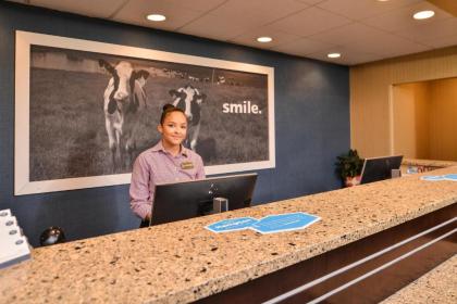 Hampton Inn Harrisonburg South - image 11