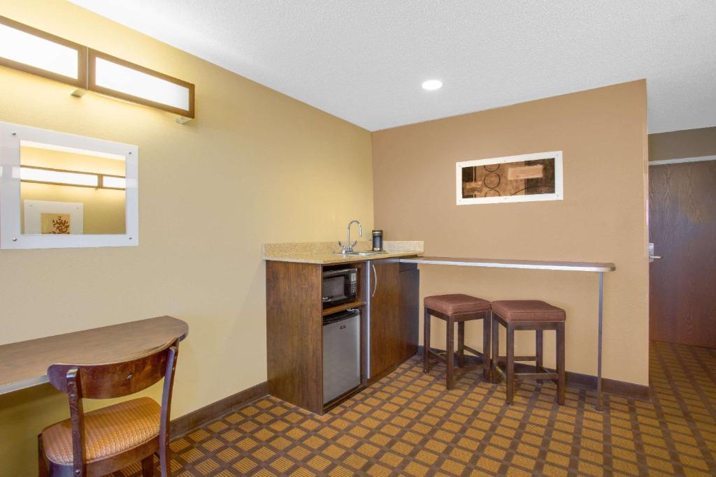 Microtel Inn & Suites by Wyndham Harrisonburg - image 2