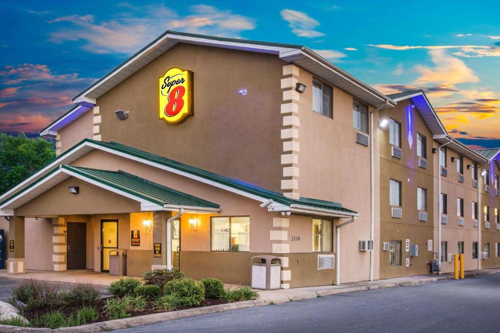 Super 8 by Wyndham Harrisonburg - main image