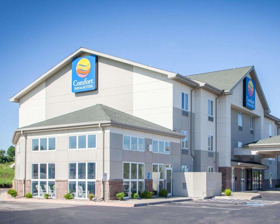 Comfort Inn & Suites Harrisonville - image 2