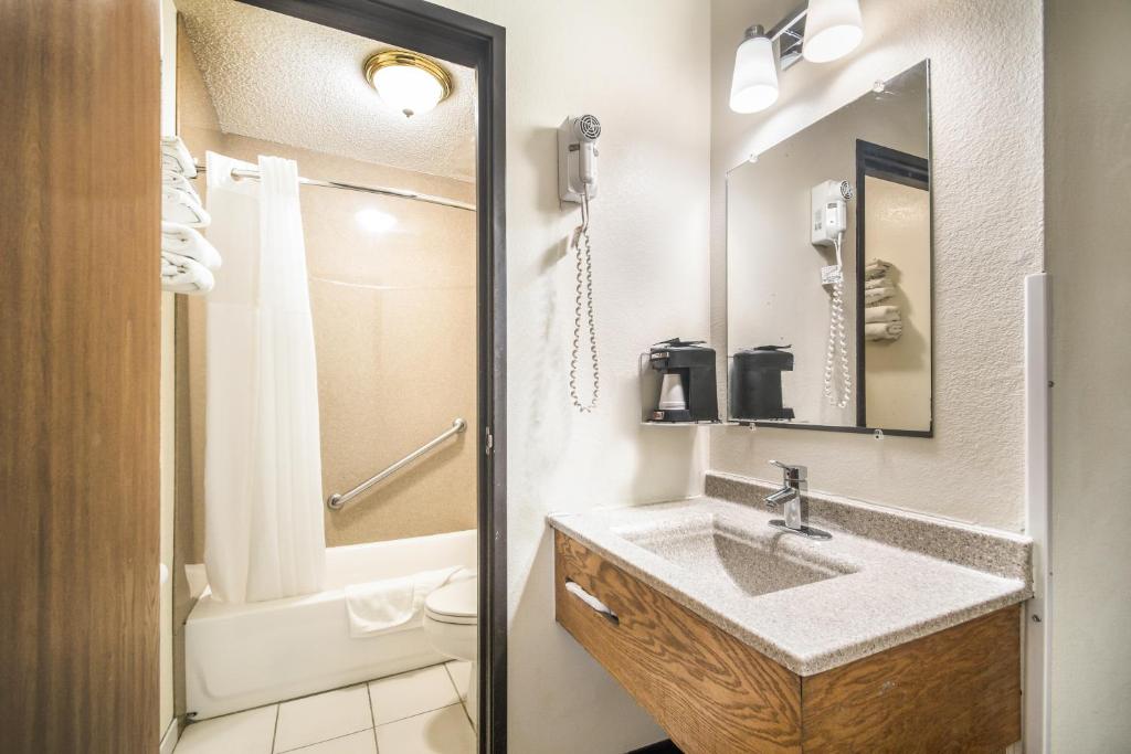 Americas Best Value Inn & Suites Harrisonville - image 7