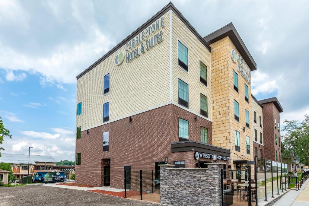 Cobblestone Hotel & Suites Hartford - main image