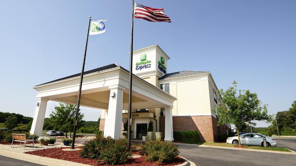 Holiday Inn Express - Delafield an IHG Hotel - main image