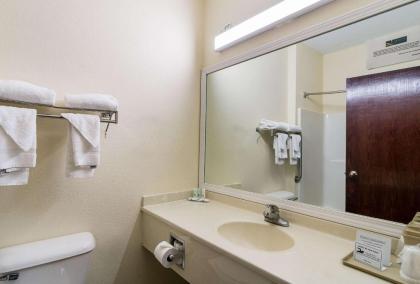 Quality Inn and Suites Harvey - image 9