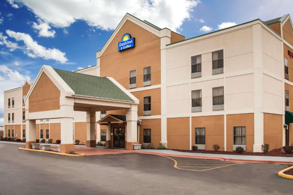 Days Inn & Suites by Wyndham Harvey / Chicago Southland - main image