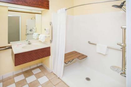 Days Inn & Suites by Wyndham Harvey / Chicago Southland - image 12