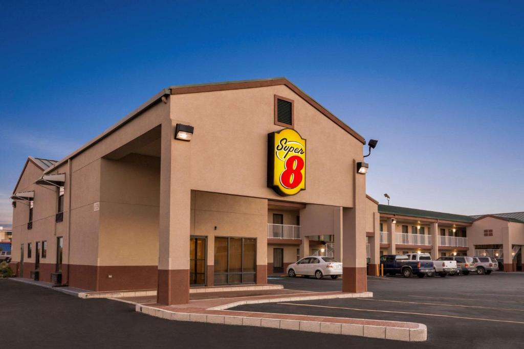 Super 8 by Wyndham Hattiesburg North - main image