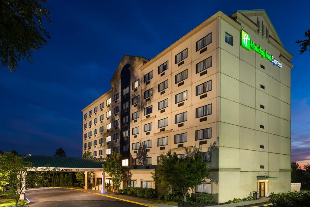 Holiday Inn Express Hauppauge-Long Island an IHG Hotel - image 5