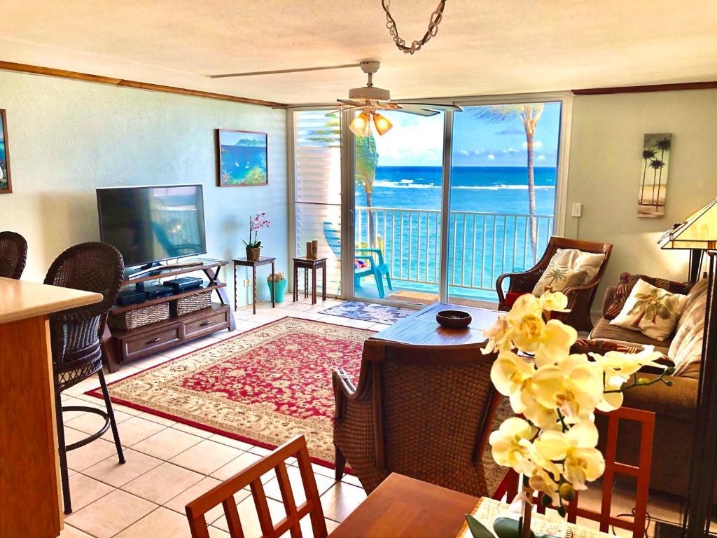 ALOHA PARADISE PENTHOUSE!! 3BR/2BA/2-Story! BEACH FRONT!! VIEWS!! - image 4