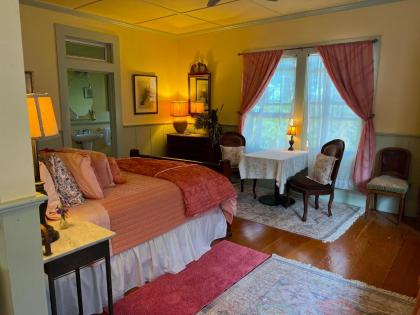 Royal Queen's Suite at Country Mansion - image 8