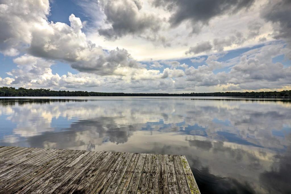 Lakefront Florida Apartment with Boat House and Kayak! - image 3