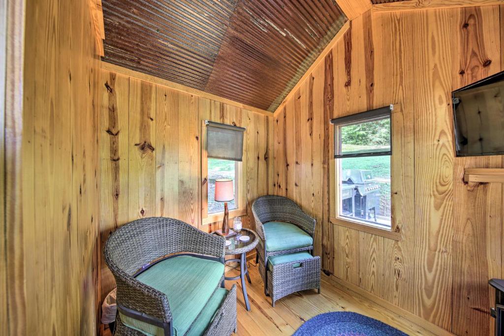 Tiny Home in Hayesville with Deck Near Trails! - image 2