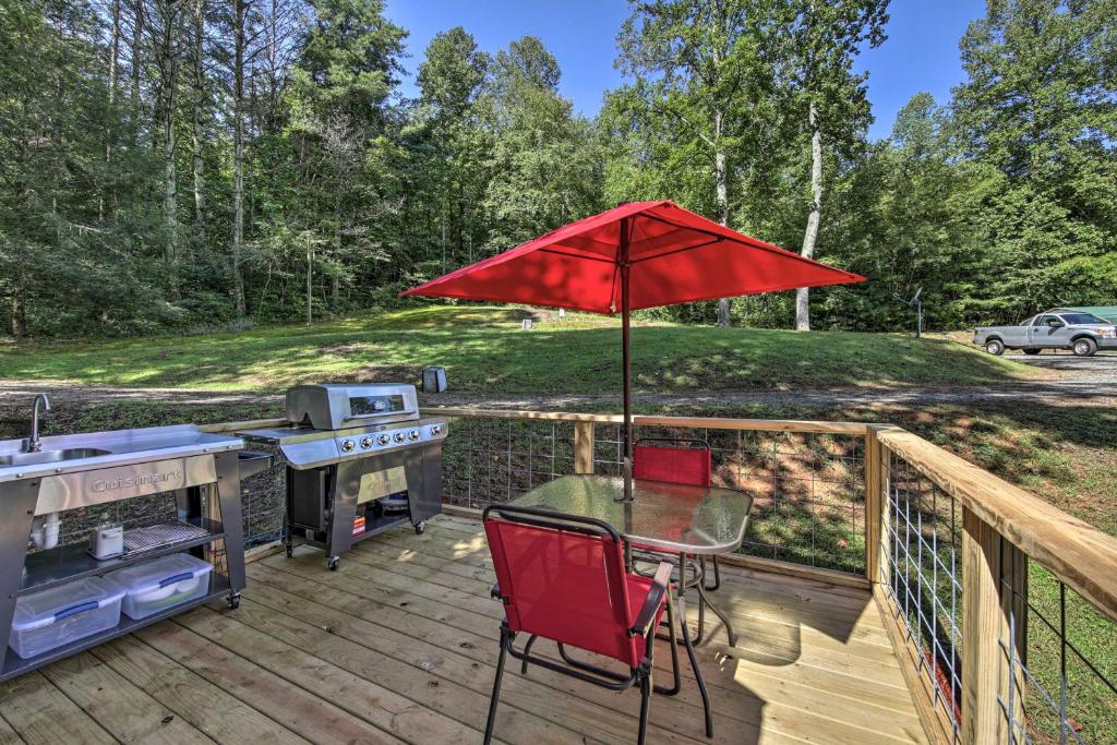 Tiny Home in Hayesville with Deck Near Trails! - image 3