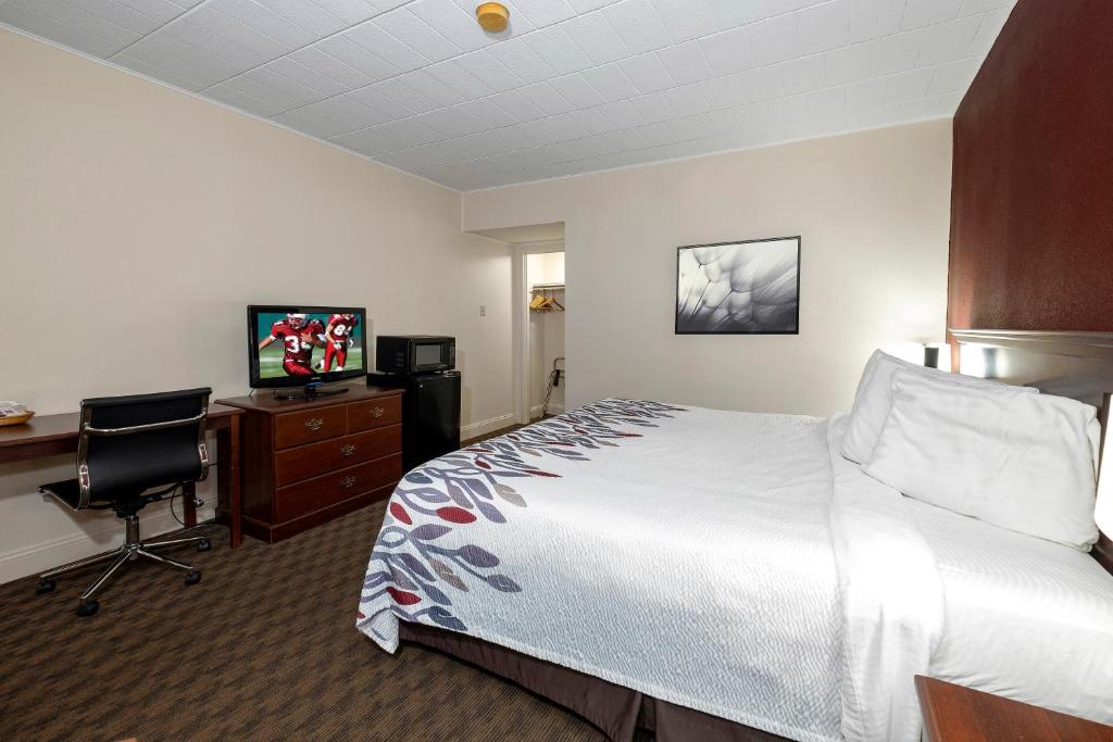 Red Roof Inn & Suites Hazleton - image 5