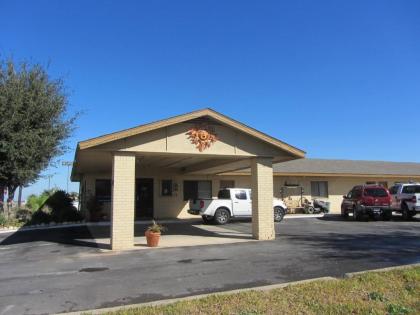 Hebbronville Executive Inn - image 8