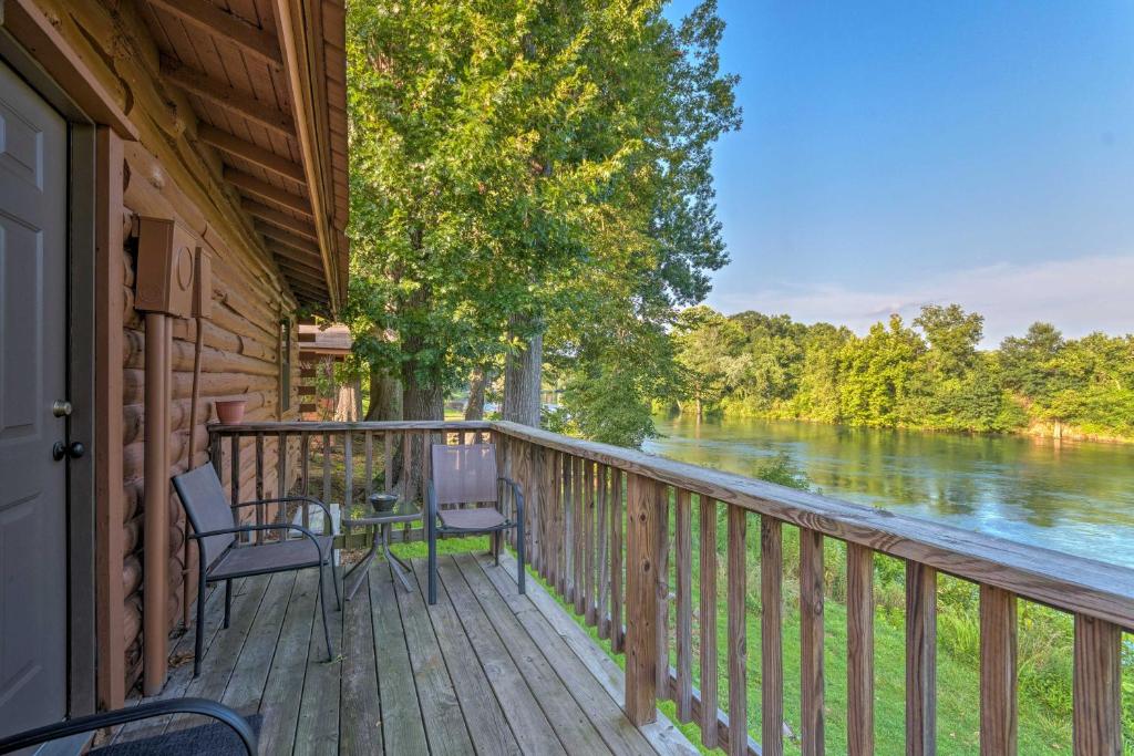 Heber Springs Cabin 400 Ft to Direct River Access - main image