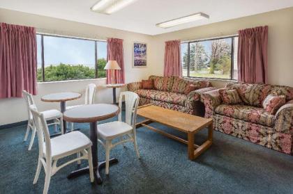 Super 8 by Wyndham Hebron Lowell Area - image 3