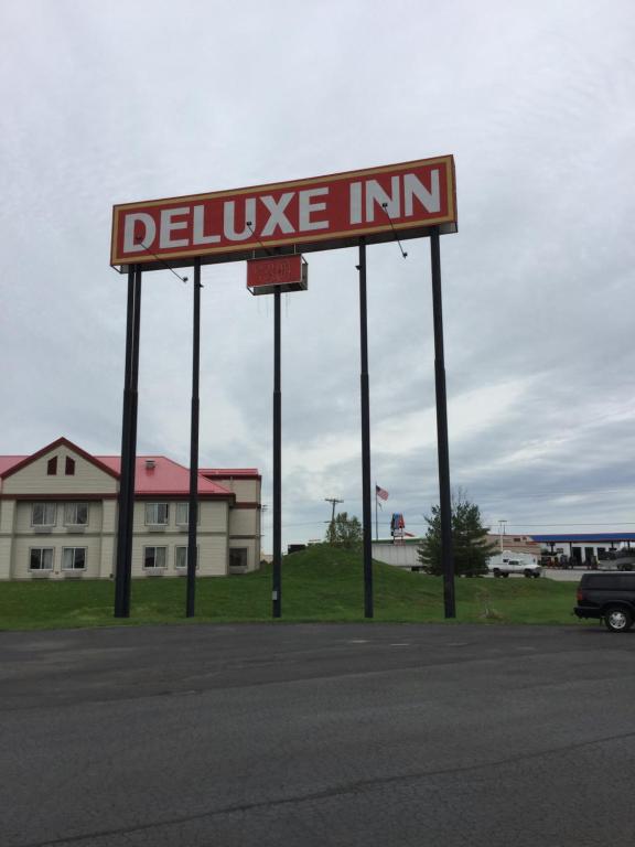 Deluxe Inn - image 2