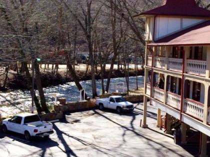 Riverbend Motel & Cabins - image 2