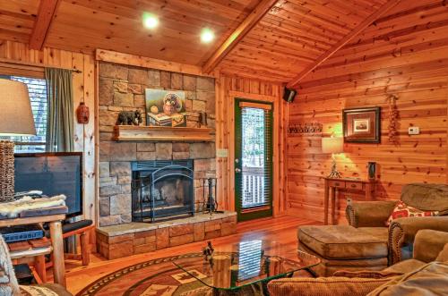 Rustic Cabin with Hot Tub 2 Mi to Unicoi State Park - image 3