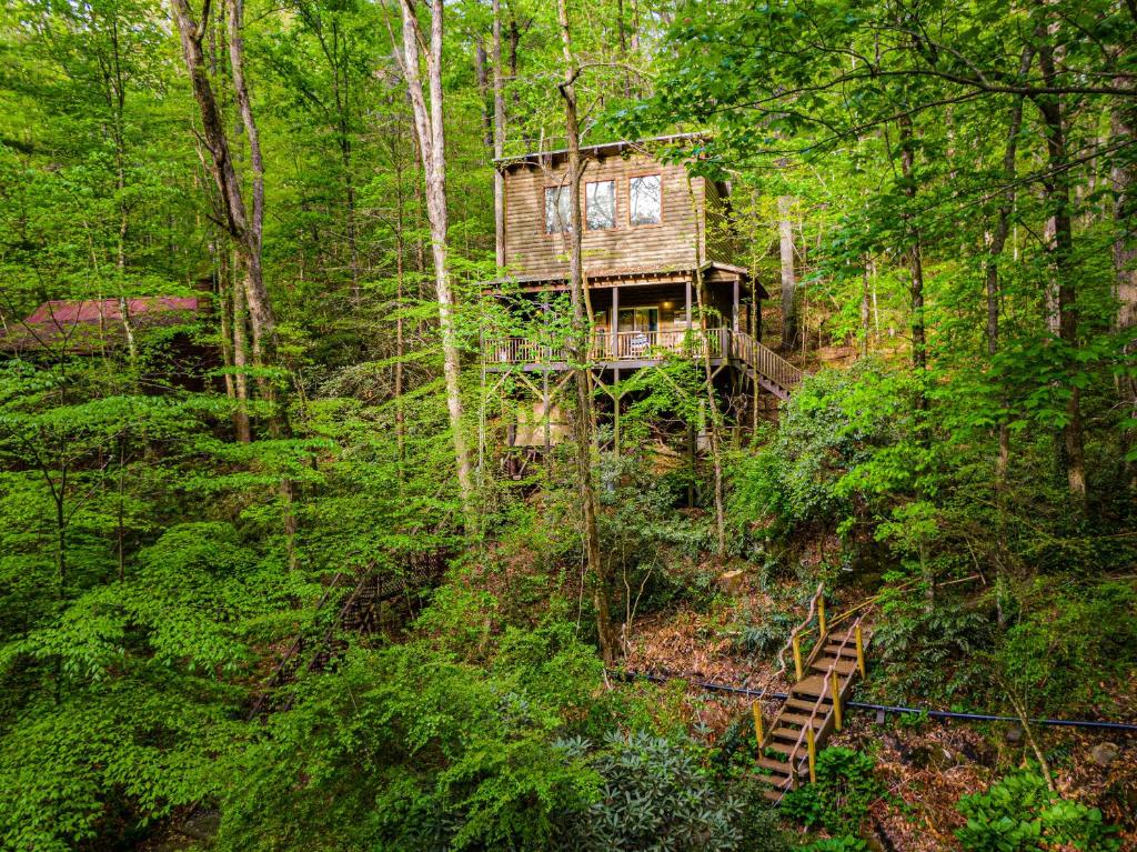 The TreeHouse - Rocking Chair Deck with Hot Tub below Walking Distance to Downtown Helen Sleeps 5 - main image