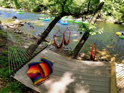 The TreeHouse - Rocking Chair Deck with Hot Tub below Walking Distance to Downtown Helen Sleeps 5 - image 15