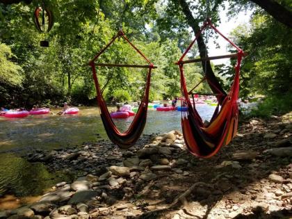 The TreeHouse - Rocking Chair Deck with Hot Tub below Walking Distance to Downtown Helen Sleeps 5 - image 16