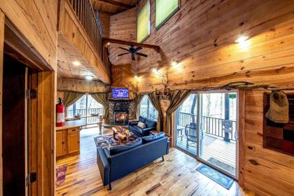 The TreeHouse - Rocking Chair Deck with Hot Tub below Walking Distance to Downtown Helen Sleeps 5 - image 18