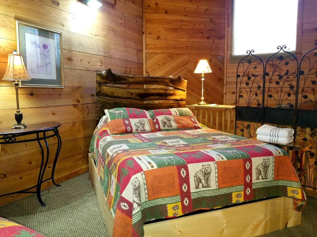 The TreeHouse - Rocking Chair Deck with Hot Tub below Walking Distance to Downtown Helen Sleeps 5 - image 3