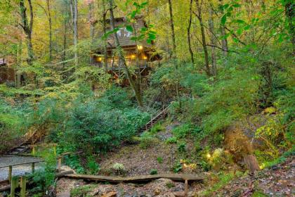 The TreeHouse - Rocking Chair Deck with Hot Tub below Walking Distance to Downtown Helen Sleeps 5 - image 4