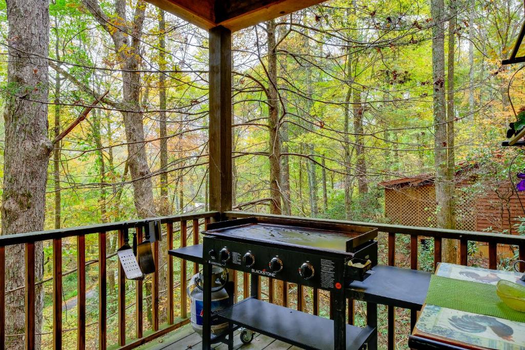 The TreeHouse - Rocking Chair Deck with Hot Tub below Walking Distance to Downtown Helen Sleeps 5 - image 5