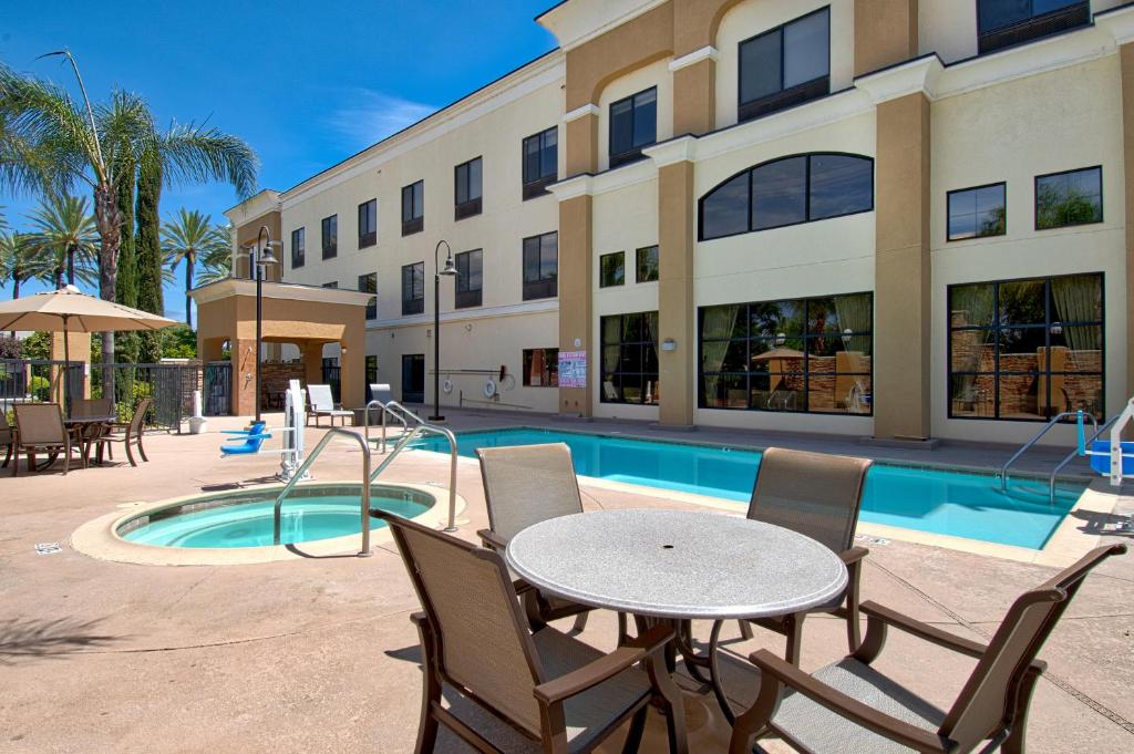 Hampton Inn & Suites Hemet - image 7