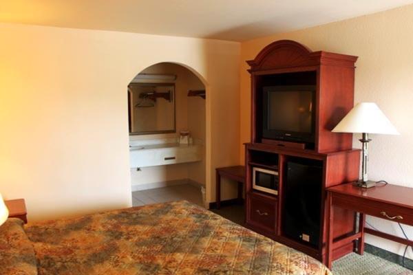 Summit Inn Hempstead - image 3