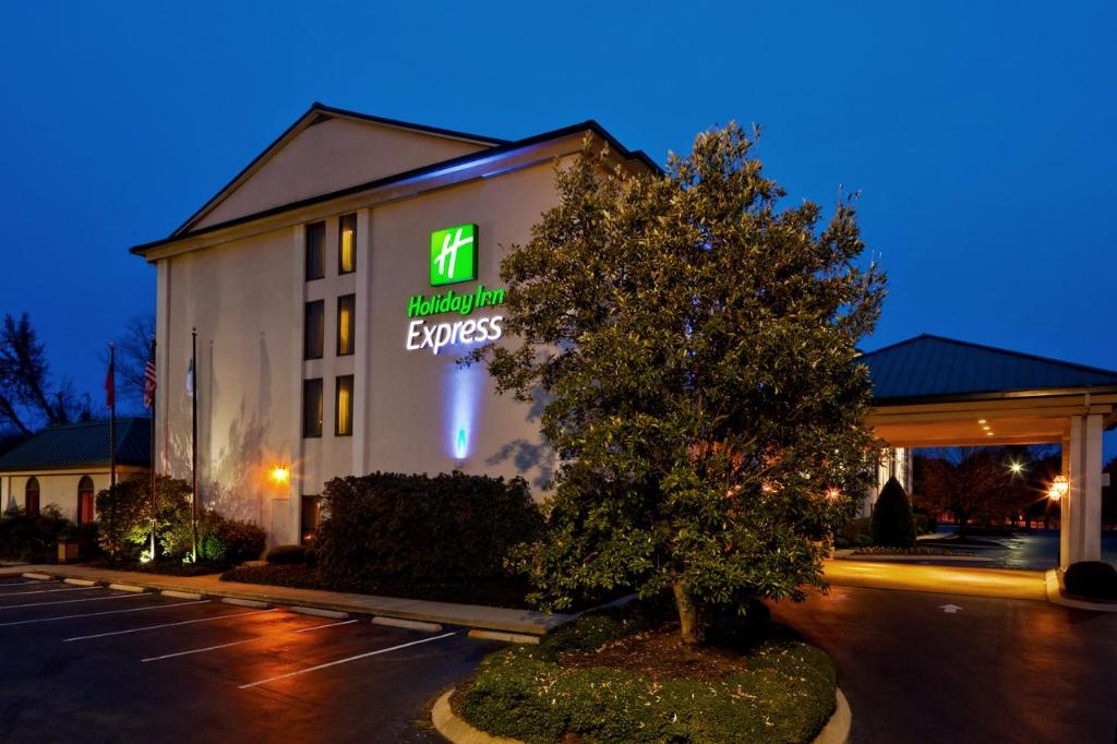 Holiday Inn Express Nashville-Hendersonville an IHG Hotel - main image