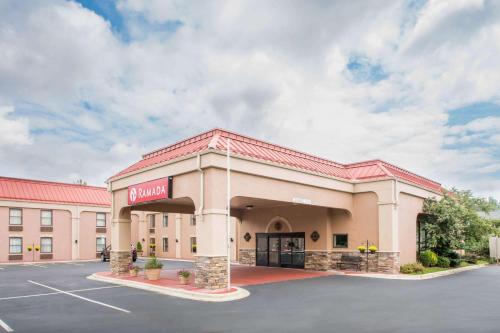 Ramada by Wyndham Hendersonville - main image