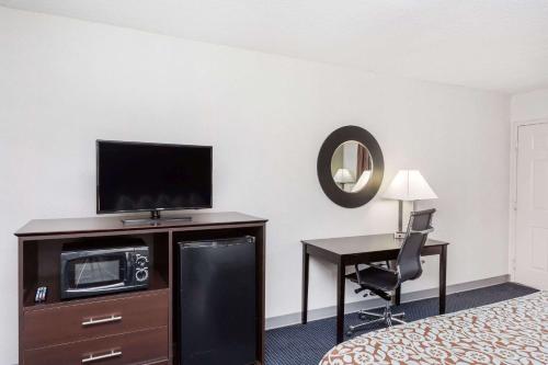 Days Inn by Wyndham Hendersonville - image 2