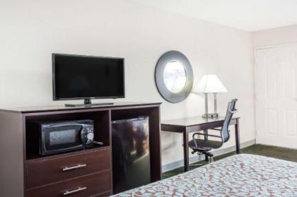 Days Inn by Wyndham Hendersonville - image 4