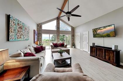 Mountain-View Oasis - Fireplace Deck & Sunroom home