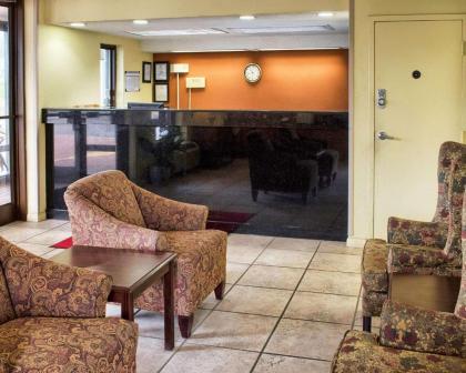 Econo Lodge Richmond - image 14