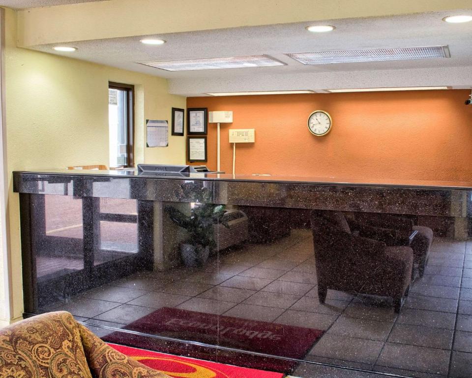 Econo Lodge Richmond - image 3