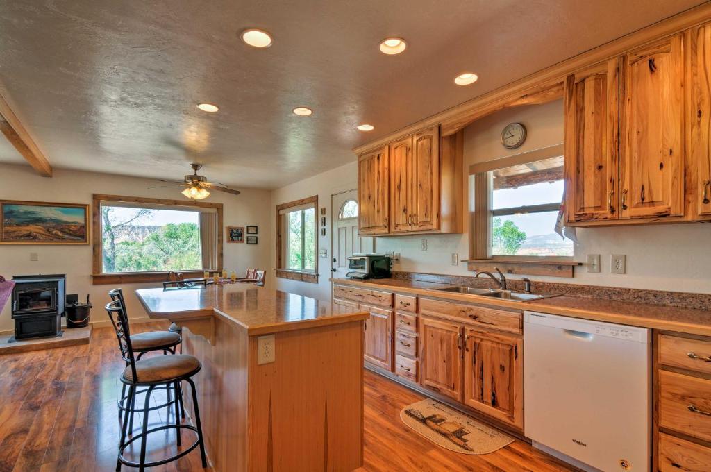 Cozy Henrieville Cabin with Porch Near Bryce Canyon! - image 2