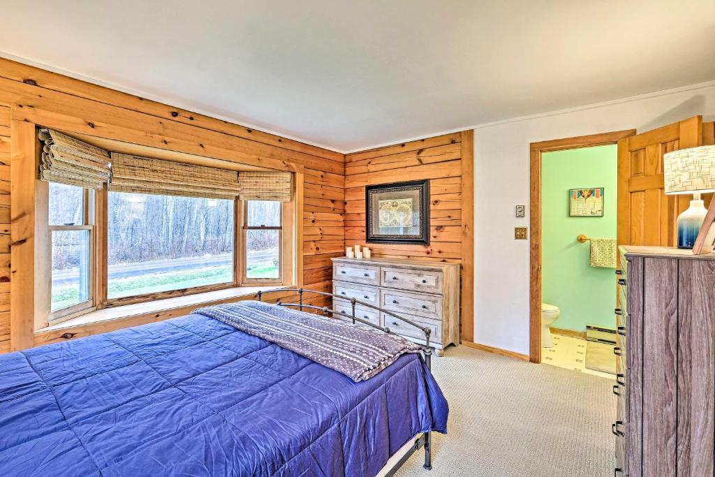 High Peak Heaven Cozy Log Cabin on 1 Acre! - image 2