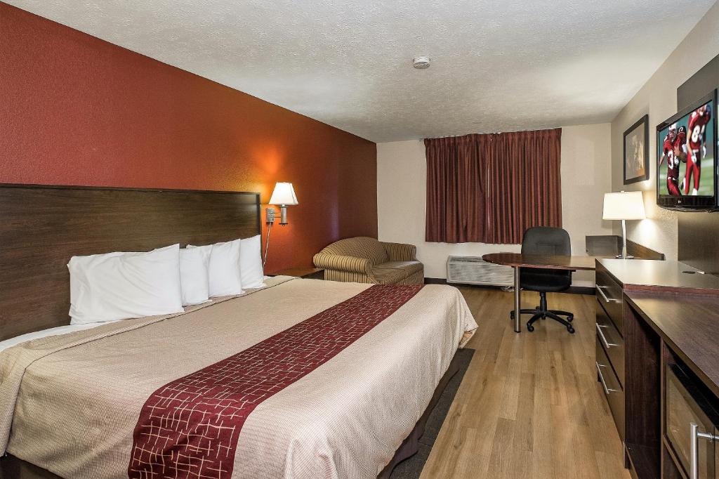 Red Roof Inn & Suites Hermitage - image 5