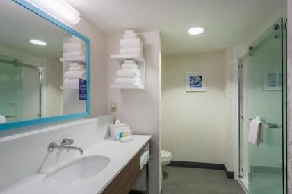 Hampton Inn & Suites Herndon-Reston - image 3