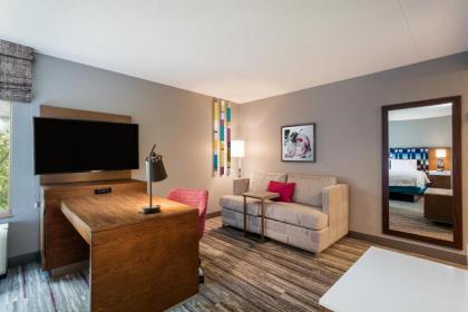 Hampton Inn & Suites Herndon-Reston - image 9