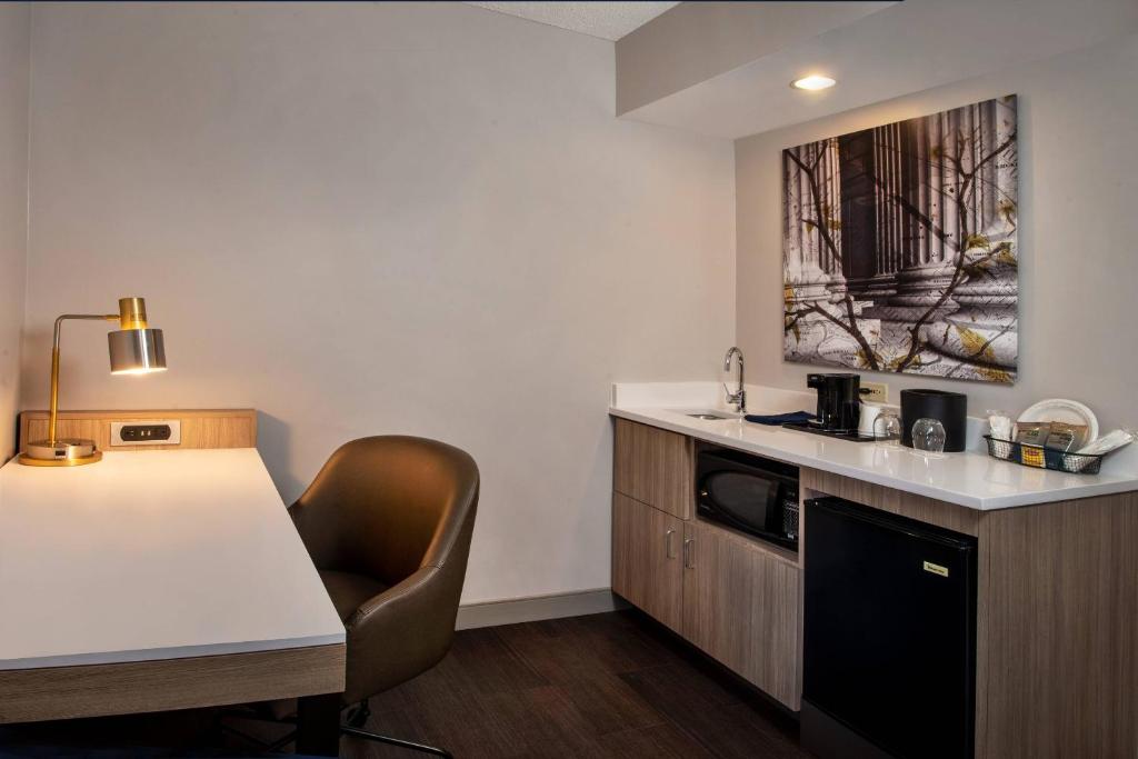 SpringHill Suites Herndon Reston - image 3