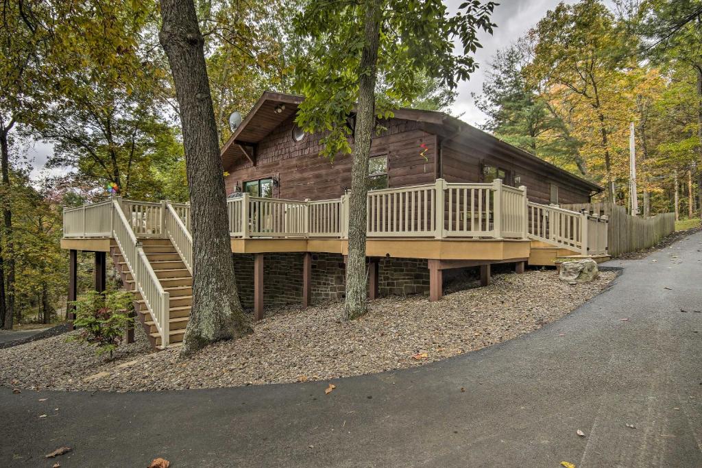 Pet-Friendly Raystown Lake Cabin with Deck and BBQ! - main image