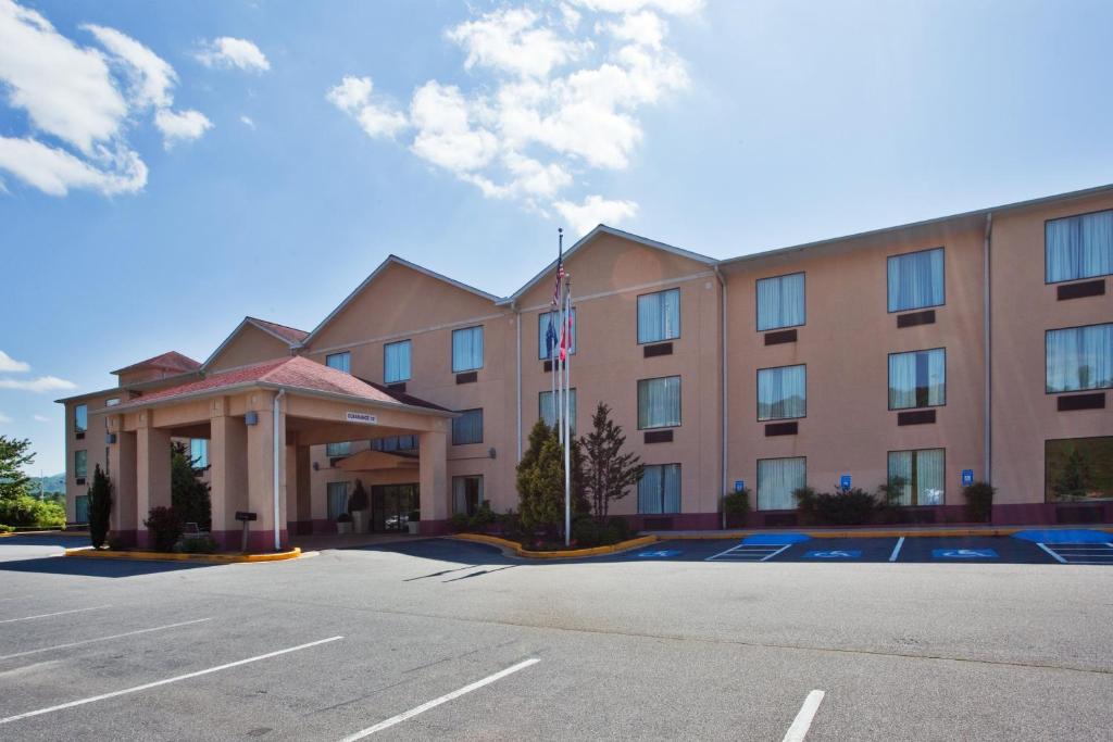 Holiday Inn Express Hotel & Suites Hiawassee an IHG Hotel - image 3